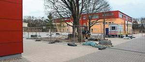 Neue Pläne für den Zille-Campus. Gerade ist der Hort der Grundschule an der Friedrich-Naumann-Straße aufgestockt und um sechs Räume erweitert worden. Auch die Schule selbst benötigt künftig noch mehr Platz und soll dauerhaft als dreizügige Schule gesichert werden. Hierfür könnte der Säulengang zwischen Hort und Schule mit zwei Etagen überbaut werden.