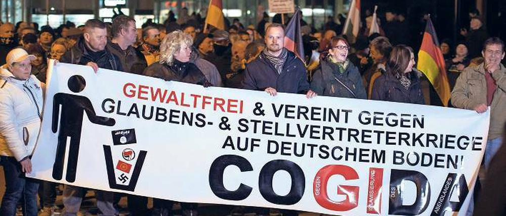 Experten sehen keine Zukunft für Pegida. Hier ein Bild von einer Demo des Pegida-Ablegers in Cottbus im Februar 2015.