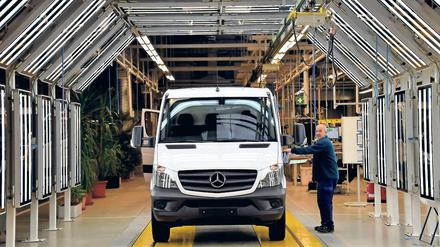 Endkontrolle. Ein Mercedes-Transporter rollt in Ludwigsfelde vom Band.
