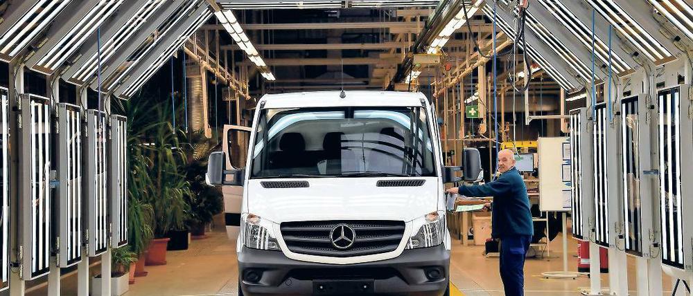 Endkontrolle. Ein Mercedes-Transporter rollt in Ludwigsfelde vom Band.