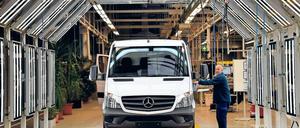 Endkontrolle. Ein Mercedes-Transporter rollt in Ludwigsfelde vom Band.