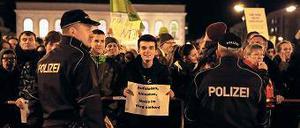 Aufstehen, hinsehen. Rund 750 Menschen protestierten gegen Pogida.