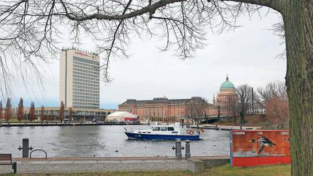 Gegenüber des Landtagsneubaus steht das Mercure-Hotel. Die Debatte um seine Zukunft führt jetzt das Stadtparlament.
