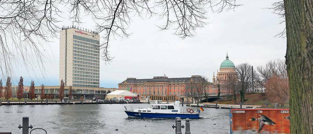 Gegenüber des Landtagsneubaus steht das Mercure-Hotel. Die Debatte um seine Zukunft führt jetzt das Stadtparlament.