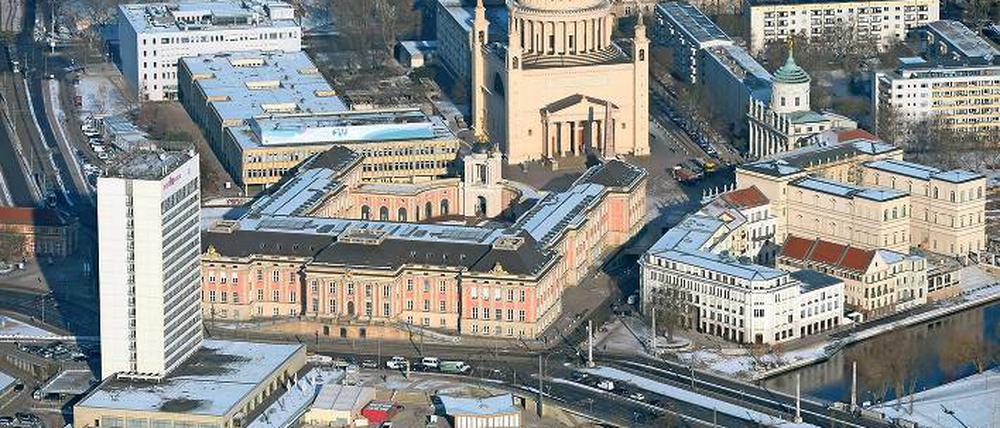 Draufsicht. Das Hotel Mercure samt Schloss von oben fotografiert.