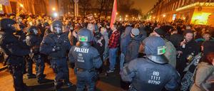 Polizisten und Gegendemonstranten bei der Pogida-Demo am 11. Januar in Potsdam.