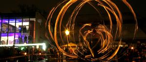 "Unterwegs im Licht" als Hoffnungsschimmer: Eine Feuershow am Kutschstallhof am Neuen Markt.