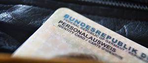 Ein neuer Personalausweis kostet ermäßigt 28,80 Euro. Zu viel für einen Rentner aus Potsdam.