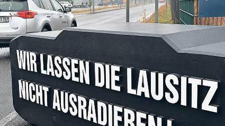 Kampf ums Revier. „Wir lassen die Lausitz nicht ausradieren“ steht auf einem symbolischen Brikett. Anlass war der Besuch der Bundesumweltministerin.