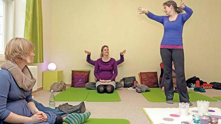 Dem Körper vertrauen. Im Kurs „Hypno-Birthing“ erklärt Caterina Bülow, was bei einer Geburt passiert. Dann werden Massagen oder Entspannungstechniken geübt, um bei der Geburt auf einige medizinische Eingriffe verzichten zu können.