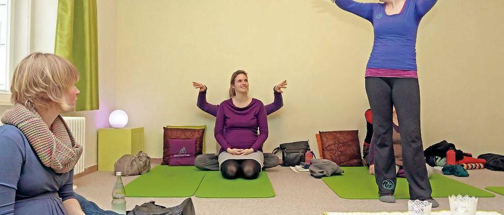 Dem Körper vertrauen. Im Kurs „Hypno-Birthing“ erklärt Caterina Bülow, was bei einer Geburt passiert. Dann werden Massagen oder Entspannungstechniken geübt, um bei der Geburt auf einige medizinische Eingriffe verzichten zu können.