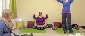 Dem Körper vertrauen. Im Kurs „Hypno-Birthing“ erklärt Caterina Bülow, was bei einer Geburt passiert. Dann werden Massagen oder Entspannungstechniken geübt, um bei der Geburt auf einige medizinische Eingriffe verzichten zu können.