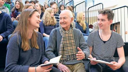 Besonderer Gast. Leon Schwarzbaum, Holocaust-Überlebender, traf Schüler des Potsdamer Humboldtgymnasiums. Karia Hille und Enno Ebersbach moderierten den Abend.