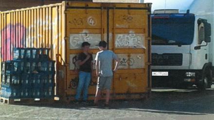 Gesucht werden diese beiden Jugendlichen, die einen Rentner bedroht haben sollen.
