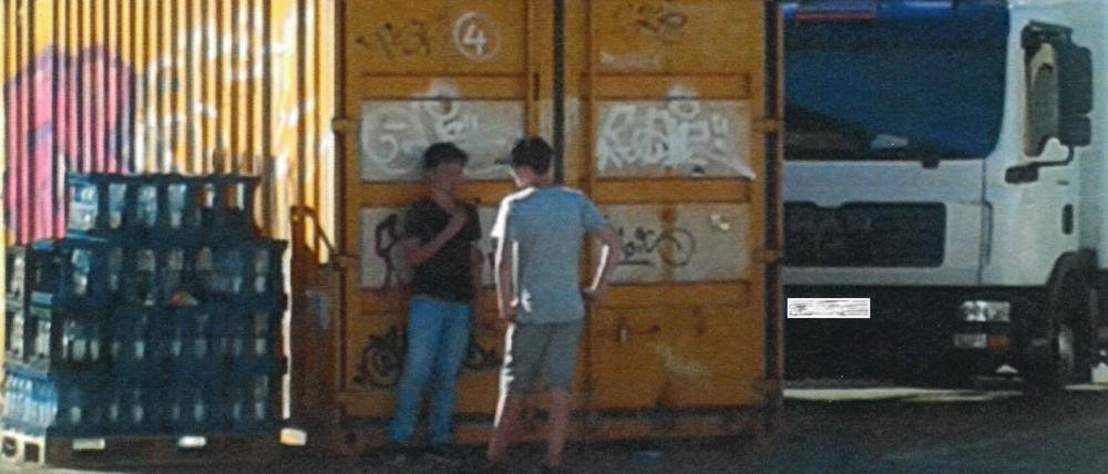 Gesucht werden diese beiden Jugendlichen, die einen Rentner bedroht haben sollen.