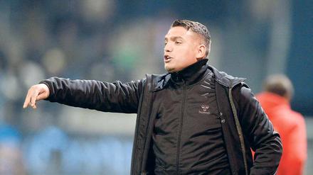 Keine leichte Situation. Cem Efe kann mit seinem Team nicht so trainieren, wie er es sich gerne wünscht. Von 23 Spielern seien zuletzt im Schnitt nur zwölf bei den Einheiten dabei gewesen, berichtet er.