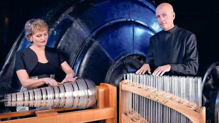 Mit Fingerspitzengefühl. Das renommierte Wiener Glasharmonika-Duo Christa und Gerald Schönfeldinger kam nach Potsdam.
