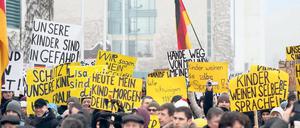 Schrille Gerüchte, kaum Fakten. Demonstranten am Samstag vor dem Kanzleramt. Die angebliche Vergewaltigung einer Minderjährigen sorgt für Wirbel.