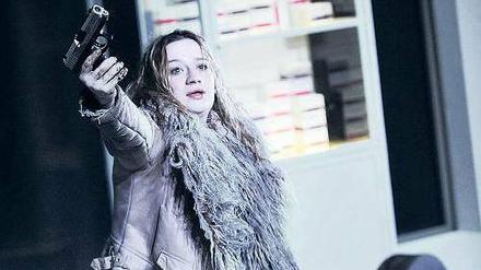 Amok der Seele. Keine gute Idee, jemandem wie der psychotisch-manischen Isa (Nina Gummich) eine Waffe in die Hand zu geben. Aber keine Angst, benutzen wird sie die nicht: Wer so am Leben hängt wie Isa, braucht nur einen, der zuhört. Und ab und zu ein paar starke Medikamente.