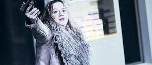 Amok der Seele. Keine gute Idee, jemandem wie der psychotisch-manischen Isa (Nina Gummich) eine Waffe in die Hand zu geben. Aber keine Angst, benutzen wird sie die nicht: Wer so am Leben hängt wie Isa, braucht nur einen, der zuhört. Und ab und zu ein paar starke Medikamente.