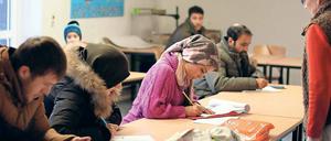 Konzentration, bitte. Im Heim in Ferch wird an fünf Nachmittagen Deutsch unterrichtet. Derzeit gibt es mehr freiwillige Helfer als Kapazitäten – es fehlen schlichtweg Räume, um mehr Unterricht anbieten zu können.