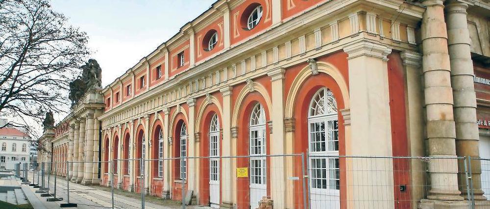 Umstrittene Sanierung: Der Architekt, der das Filmmuseum in den 90ern modernisierte, wirft der Schlösserstiftung vor, das Haus zu verunstalten und zugleich Geld zu verschwenden. Die Stiftung bestreitet dies vehement. Die Fronten sind verhärtet.