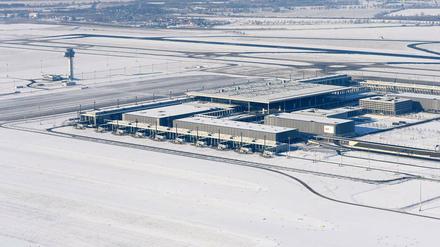 Juristisches Erfolgsmodell. Klagen gegen den BER haben der Flughafen und die Behörden bisher gewonnen, wenn auch manchmal mit Auflagen. Das Bauen funktioniert dagegen nicht so gut. Nach wie vor ist unsicher, ob der Betrieb wie vorgesehen in der zweiten Jahreshälfte 2017 aufgenommen werden kann.