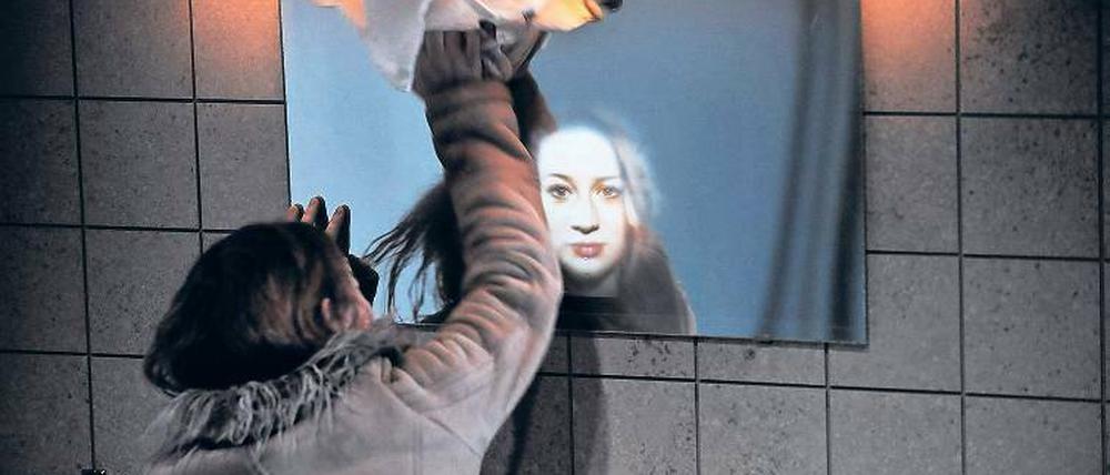 Bin das ich? Oder nur das, was die anderen in mir sehen? Nina Gummrich als Isa in „Bilder deiner großen Liebe“.