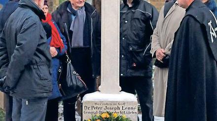 Stilles Gedenken. Kranzniederlegung an Lennés Grab auf dem Bornstedter Friedhof.