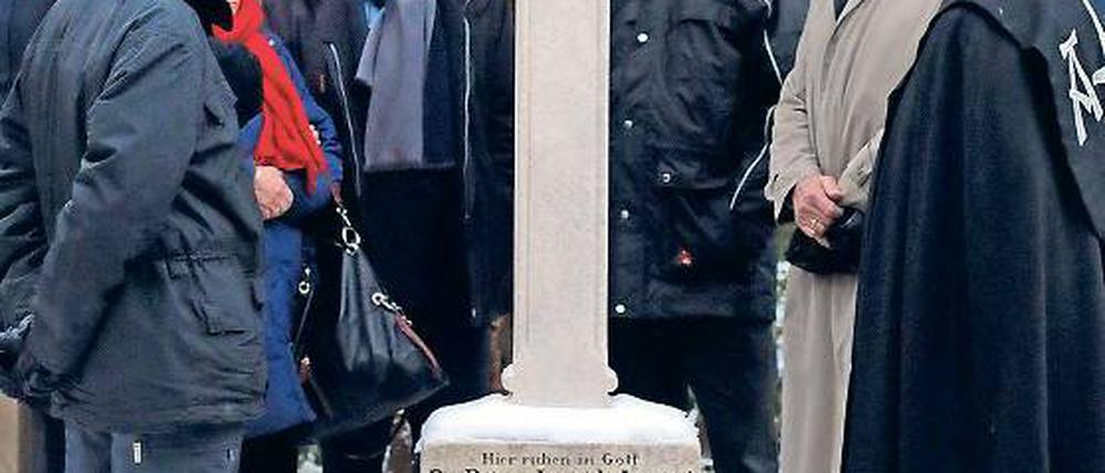 Stilles Gedenken. Kranzniederlegung an Lennés Grab auf dem Bornstedter Friedhof.