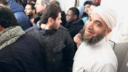 Nichts geht mehr. Imam Abdallah (r.) beim Freitagsgebet in der Al Farouk-Moschee. Die Zahl der Mitglieder hat sich in nur einem Jahr auf rund 700 Gläubige verdoppelt.