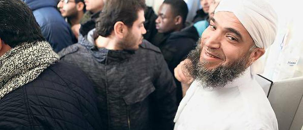 Nichts geht mehr. Imam Abdallah (r.) beim Freitagsgebet in der Al Farouk-Moschee. Die Zahl der Mitglieder hat sich in nur einem Jahr auf rund 700 Gläubige verdoppelt.