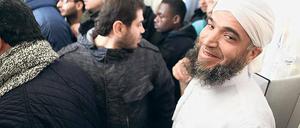 Nichts geht mehr. Imam Abdallah (r.) beim Freitagsgebet in der Al Farouk-Moschee. Die Zahl der Mitglieder hat sich in nur einem Jahr auf rund 700 Gläubige verdoppelt.