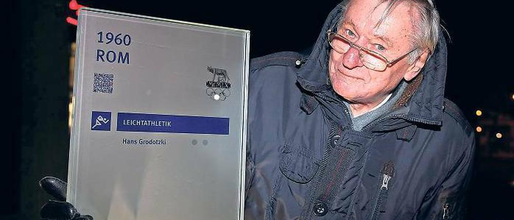 Es wird Zeit für eine Ehrung. Hans Grodotzky war einer der ersten Potsdamer, der bei Olympischen Spielen erfolgreich war. 1960 gewann der Langstreckenläufer in Rom über 5000 und 10 000 Meter jeweils Silber. Jetzt erinnert der Walk of Fame an seine Leistungen.