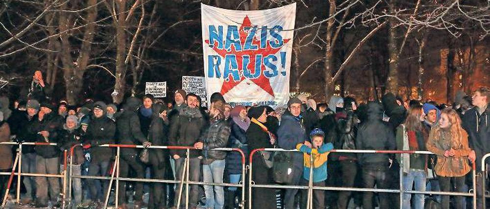 Protest. Mehr als 1000 Potsdamer haben am Mittwochabend am Bassinplatz gegen einen Aufmarsch von etwa 200 Pegida-Nachahmern protestiert. Nach Angaben eines Sprechers des Innenministeriums waren mehr als 1000 Beamte im Einsatz. Zunächst blieb der Protest weitgehend friedlich – erst nach dem Pogida-Aufzug verschärfte sich die Lage.
