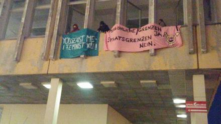 Protest. Gegendemonstranten hatten aus den Fenstern der Fachhochschule Transparente gehängt.