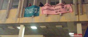 Protest. Gegendemonstranten hatten aus den Fenstern der Fachhochschule Transparente gehängt.
