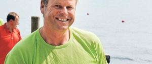 Damals, Mitte August 2014 bei der Etappe seiner Sommertour am Templiner See beim Olympiastützpunkt Potsdam, hoffte Brandenburgs Finanzminister Christian Görke noch. Zum Foto muss man wissen: Görke war mal Sportlehrer.