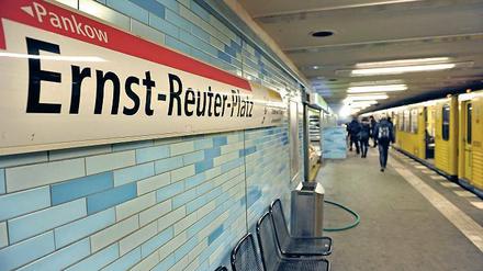 Tatort Bahnsteig. Am Berliner U-Bahnhof Ernst-Reuter-Platz wurde die Frau vor die einfahrende Bahn gestoßen. Der Täter hatte offenbar sogar eigens Anlauf genommen.