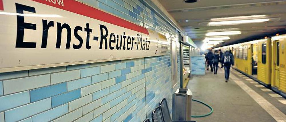 Tatort Bahnsteig. Am Berliner U-Bahnhof Ernst-Reuter-Platz wurde die Frau vor die einfahrende Bahn gestoßen. Der Täter hatte offenbar sogar eigens Anlauf genommen.