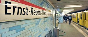 Tatort Bahnsteig. Am Berliner U-Bahnhof Ernst-Reuter-Platz wurde die Frau vor die einfahrende Bahn gestoßen. Der Täter hatte offenbar sogar eigens Anlauf genommen.