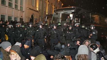 Der erste Pogida-Protest: Linke Gegendemonstranten blockierten am 11. Januar 2016 einen Bus, in dem Pogida-Anhänger saßen.