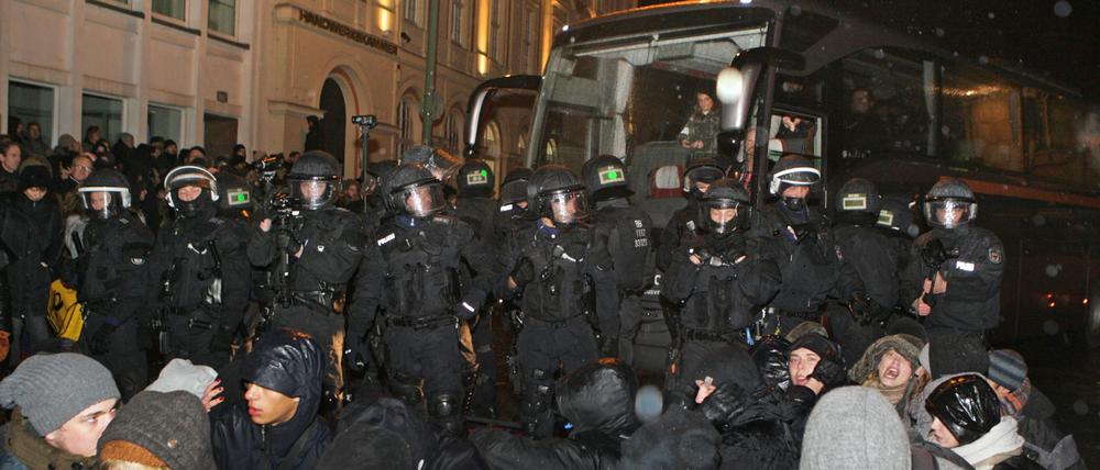 Der erste Pogida-Protest: Linke Gegendemonstranten blockierten am 11. Januar 2016 einen Bus, in dem Pogida-Anhänger saßen.