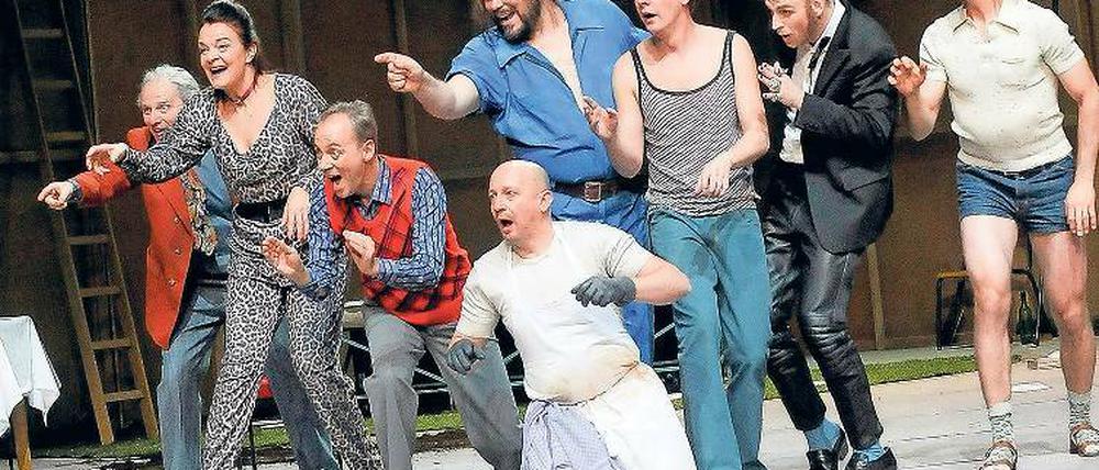 Solist und Chor. Raphael Rubino (im blauen Hemd) spielt den Kruso, der Rest der Mannschaft funktioniert meist nur als Chor.