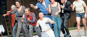 Solist und Chor. Raphael Rubino (im blauen Hemd) spielt den Kruso, der Rest der Mannschaft funktioniert meist nur als Chor.