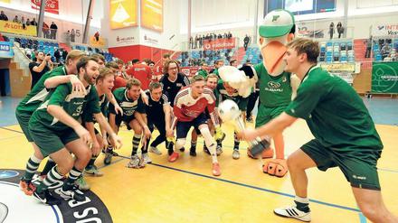 Da ist das Ding. Nach 20 Vorrundenspielen, Halbfinals und Finale jubelten die Spieler von Grün-Weiß Golm über den Gewinn des 21. Potsdamer Hallenmasters. Der Turnier-Neuling überraschte die Etablierten des Hallencups sowie die Zuschauer in der MBS-Arena und war am Ende ein verdienter Sieger.