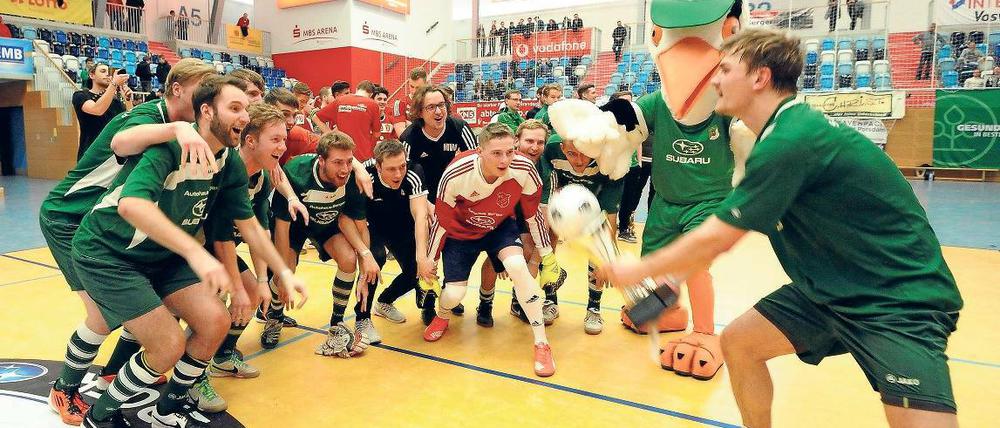 Da ist das Ding. Nach 20 Vorrundenspielen, Halbfinals und Finale jubelten die Spieler von Grün-Weiß Golm über den Gewinn des 21. Potsdamer Hallenmasters. Der Turnier-Neuling überraschte die Etablierten des Hallencups sowie die Zuschauer in der MBS-Arena und war am Ende ein verdienter Sieger.