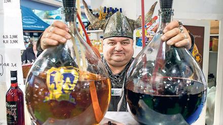 Zaubertrank der Wikinger? Sieht sehr danach aus, ist aber Honigwein aus Sachsen. Die große Auswahl an regionalen Spezialitäten aus aller Welt ist für viele Besucher ein Hauptgrund, die Grüne Woche zu besuchen. Die ist bis zum 24. Januar geöffnet.