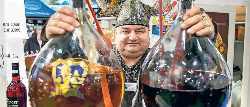 Zaubertrank der Wikinger? Sieht sehr danach aus, ist aber Honigwein aus Sachsen. Die große Auswahl an regionalen Spezialitäten aus aller Welt ist für viele Besucher ein Hauptgrund, die Grüne Woche zu besuchen. Die ist bis zum 24. Januar geöffnet.