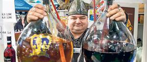 Zaubertrank der Wikinger? Sieht sehr danach aus, ist aber Honigwein aus Sachsen. Die große Auswahl an regionalen Spezialitäten aus aller Welt ist für viele Besucher ein Hauptgrund, die Grüne Woche zu besuchen. Die ist bis zum 24. Januar geöffnet.